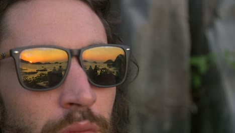 reflejo de la puesta de sol en gafas de sol