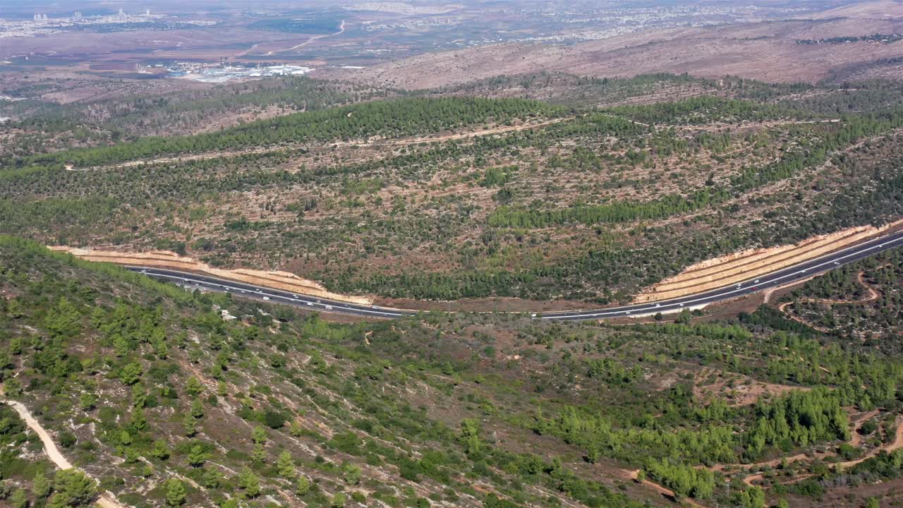 carretera sinuosa a través de un paisaje montañoso