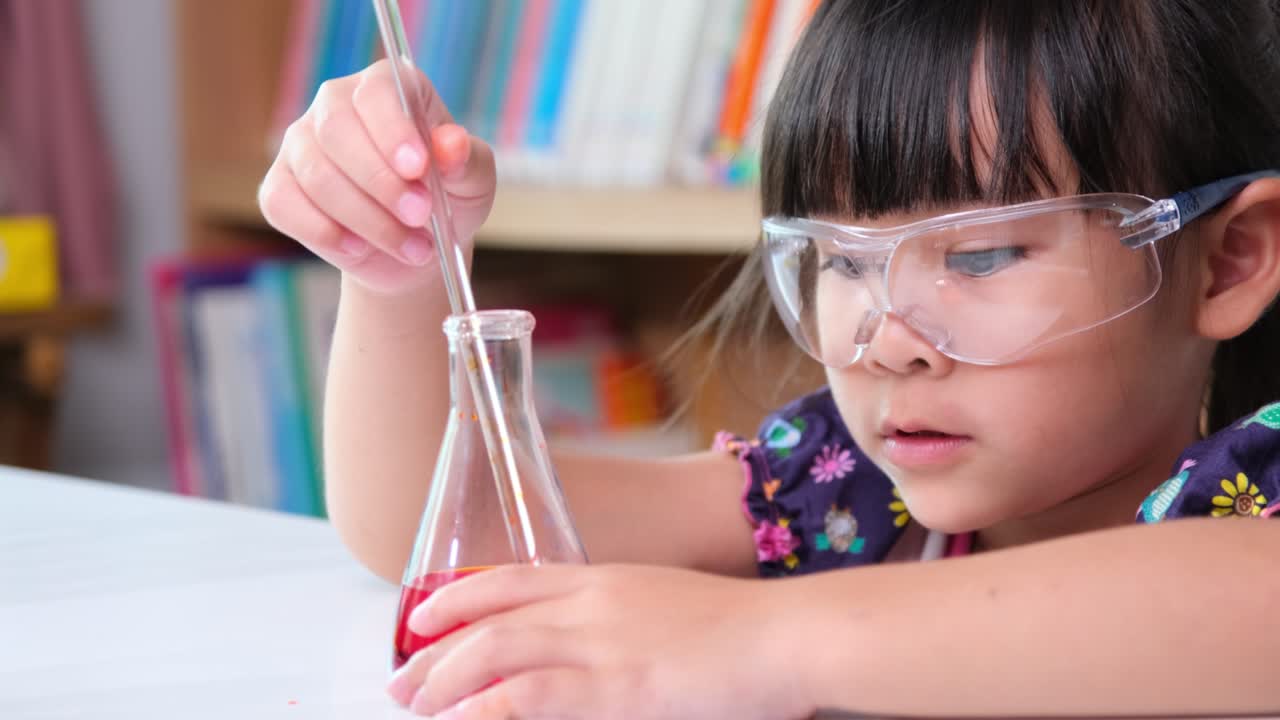 Anak-anak belajar dan melakukan percobaan sains di kelas. Gadis kecil bermain percobaan sains untuk sekolah di rumah. Percobaan sains yang mudah dan menyenangkan untuk anak-anak di rumah