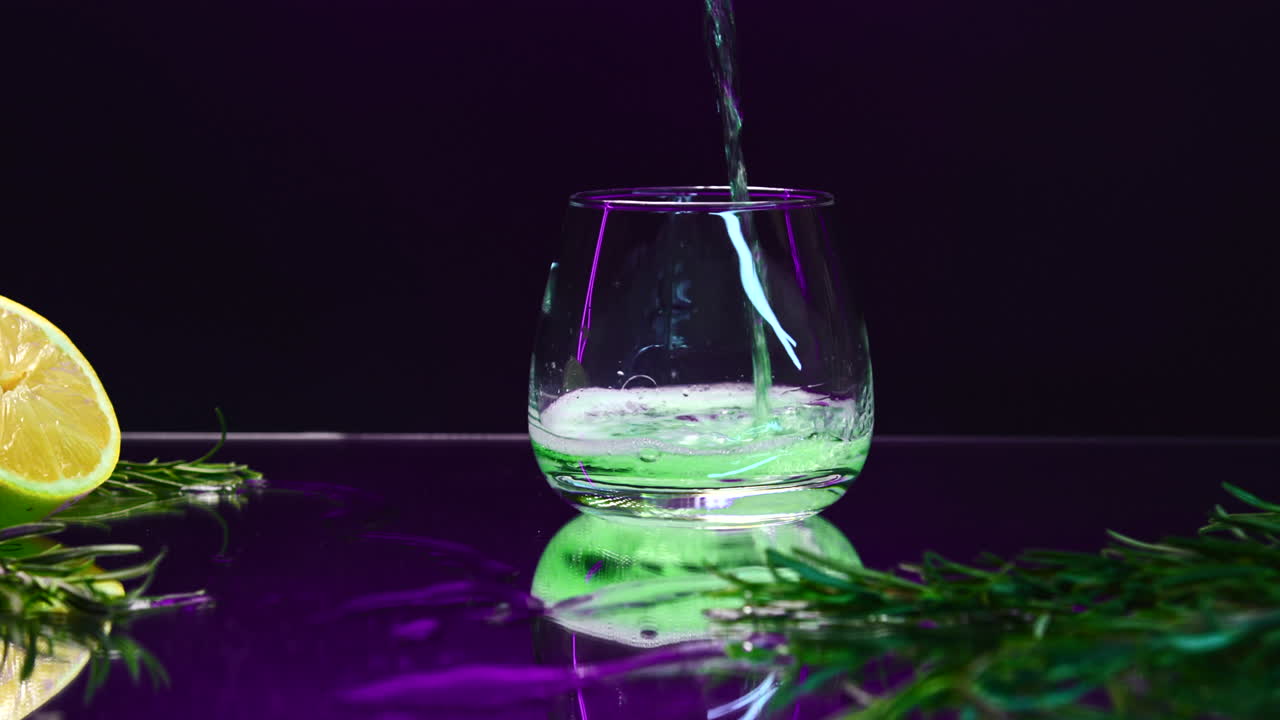 레몬 과 로즈마리 를 첨가 한 상쾌 한 녹색 테일