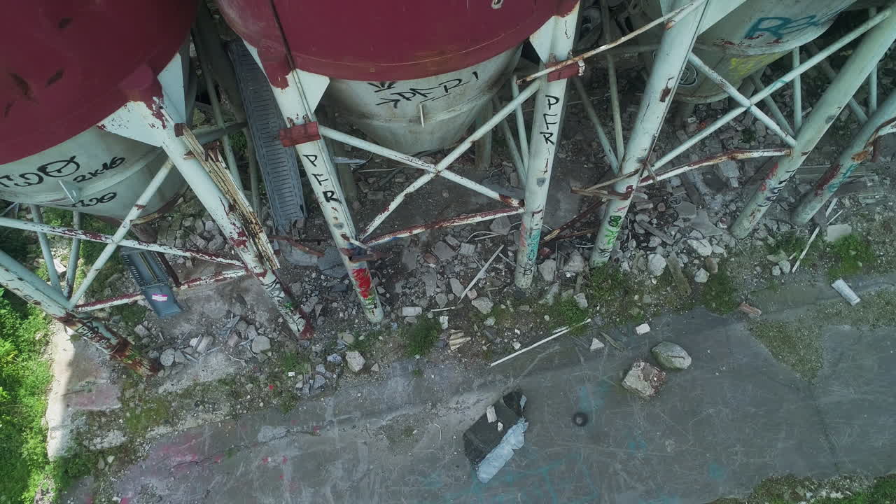 Tampilan atas ke bawah drone menunjukkan jalan rusak dan struktur industri yang dipenuhi grafiti di Jerman