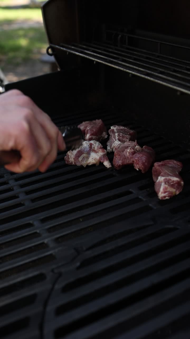 cubos de carne cruda en una parrilla