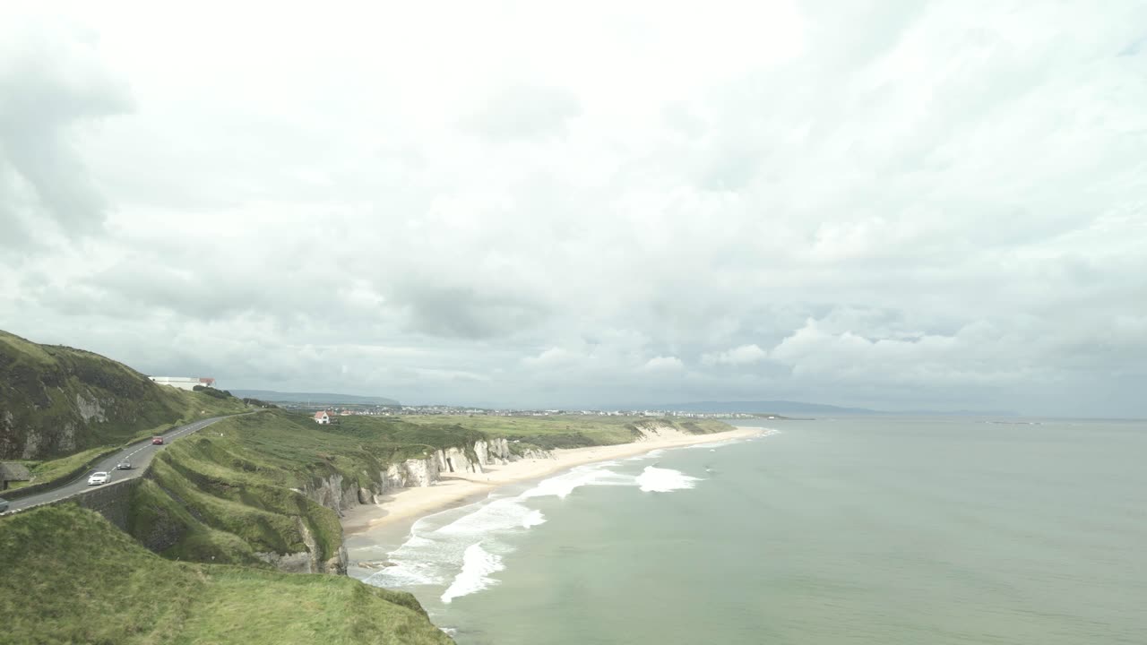 북아일랜드 포르투시의 화이트록스 해변 근처의 안트림 해안 도로의 경치 좋은 드라이브