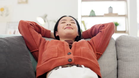 Asiatische-Frau,-Lächeln-Oder-Entspannen-Sie-Sich-Auf-Dem-Sofa-Im-Haus