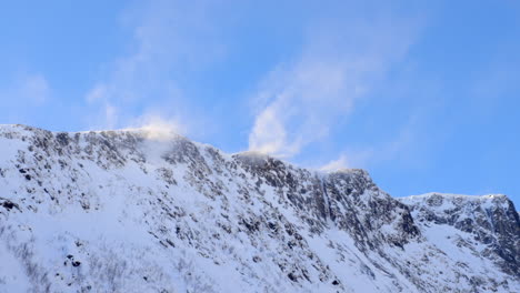 疯狂的风吹雪从山顶在阳光明<unk>的日子,广泛的静态