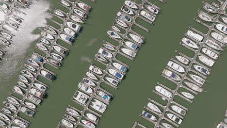 toma aérea de arriba hacia abajo de los barcos en el puerto y los muelles