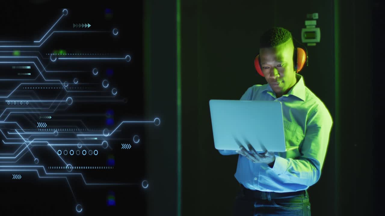 animación del procesamiento de datos sobre ingeniero informático afroamericano y servidores informáticos