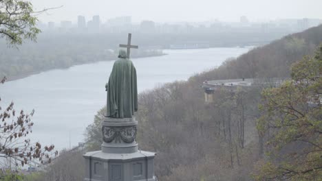 kyiv: monument to volodymyr the great