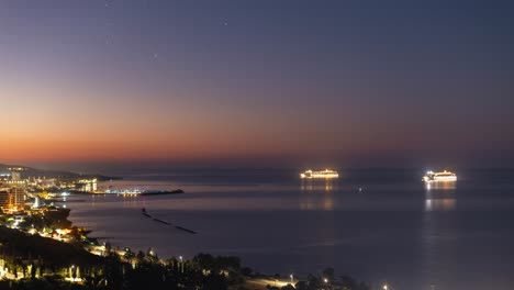 Zeitraffer-Der-Nachtlandschaft-Von-Kreuzfahrtschiffen-Und-Pier-Mit-Himmel-Voller-Sterne