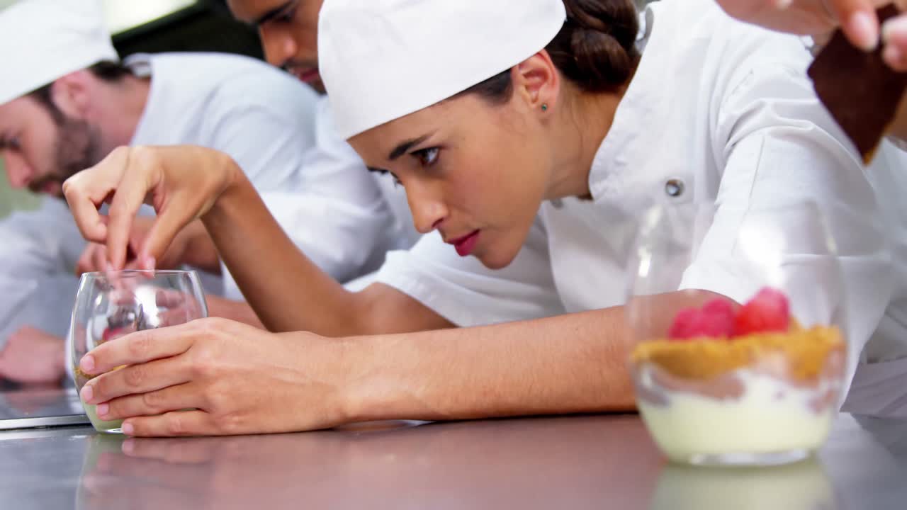 equipo de chefs adornando la comida