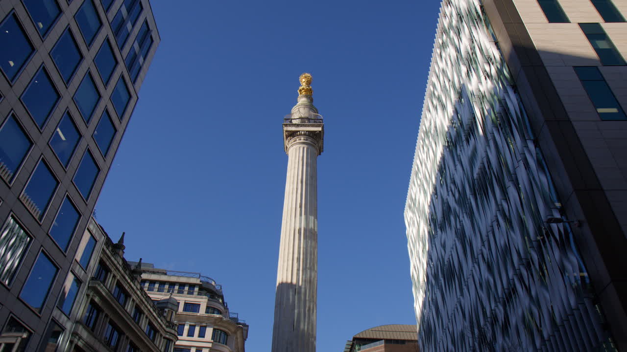 el monumento del gran incendio de 1666 en londres, inglaterra, reino unido
