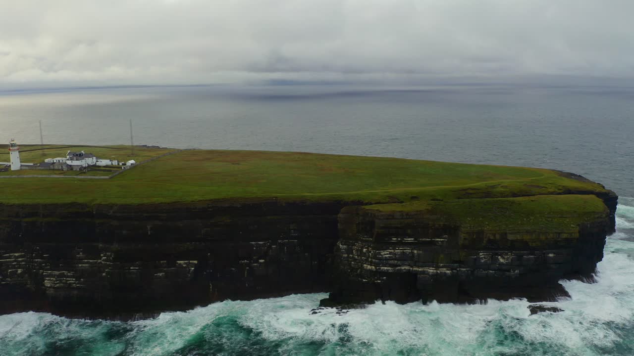 vista aérea panorámica de la cabeza del bucle en el condado de clare, mostrando acantilados, océano y faro
