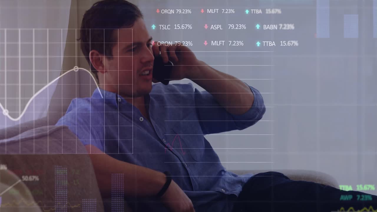 Animazione dell'elaborazione di dati di mercato azionario su un uomo caucasico che parla al telefono a casa