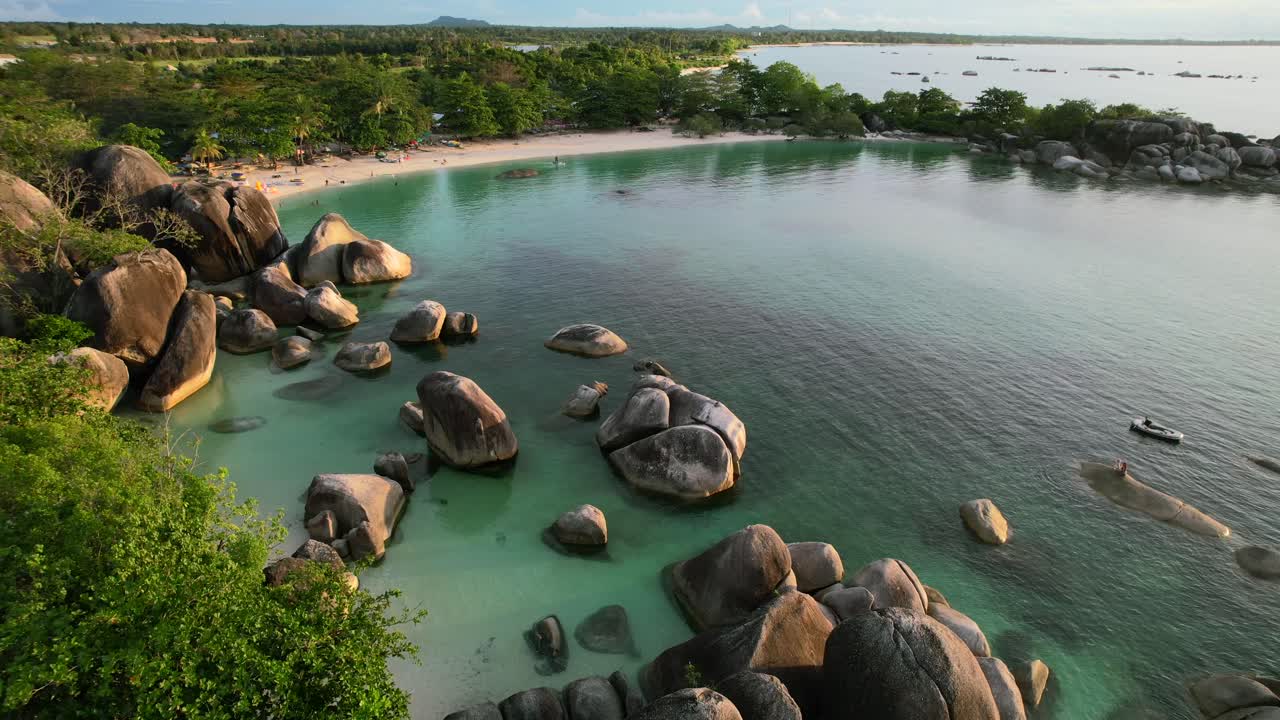 широкий воздушный пейзаж побережья с гранитными валунами на