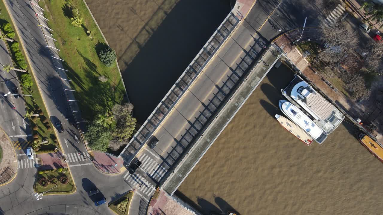 아르헨티나 티그레에 있는 리오 루한 강을 가로지르는 다리를 건너는 자동차의 공중 조감도