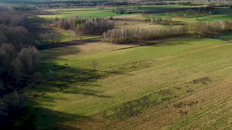 Luftaufnahme-Der-Sonne,-Die-Das-Landfeld-In-Einer-Natürlichen,-Unverschmutzten-Umgebung-Erwärmt