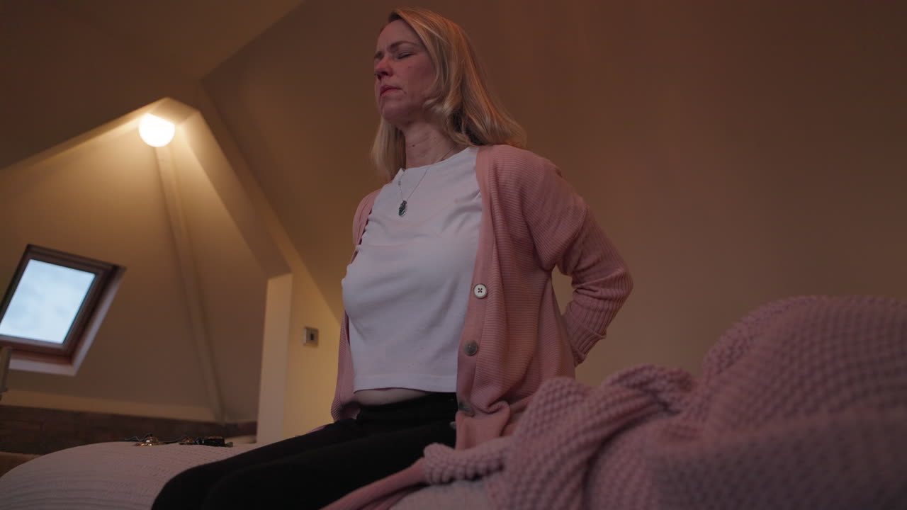 침대에 앉아 있는 여자