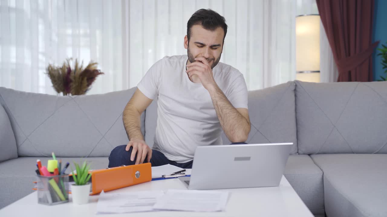 un joven freelancer que trabajaba en una computadora portátil falló.