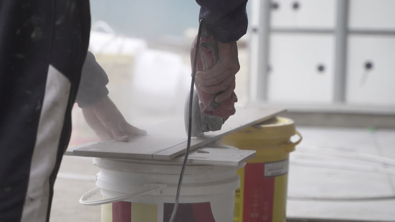 tarea intensiva en mano de obra de moler baldosas de granito en la fábrica