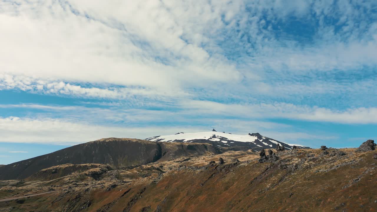 드론 은 거친 바위 위 를 날아다니며 눈 인 웅장 한 산 들 을 보여 준다