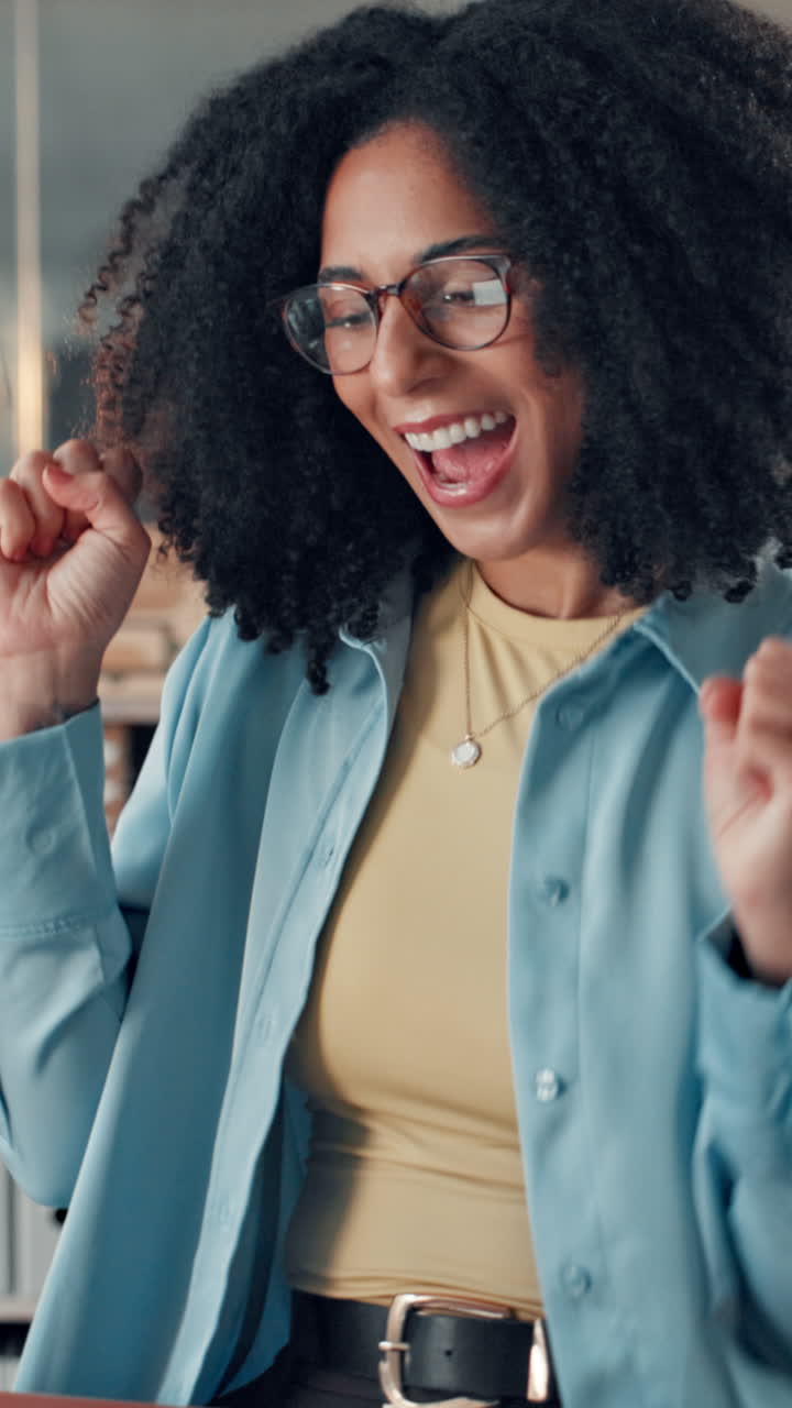 Jovem feliz comemorando o sucesso com expressão alegre