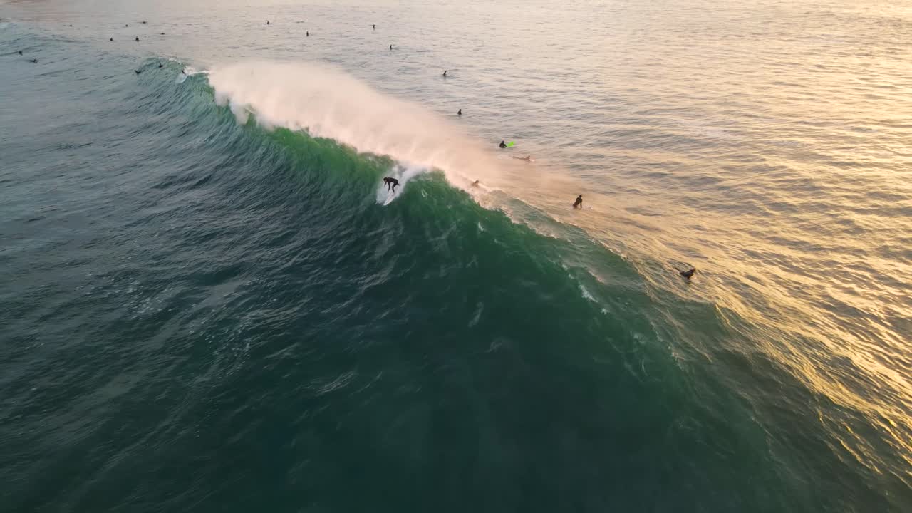 vista de drones de un surfista cayendo en una gran ola en la jolla, playa de negros