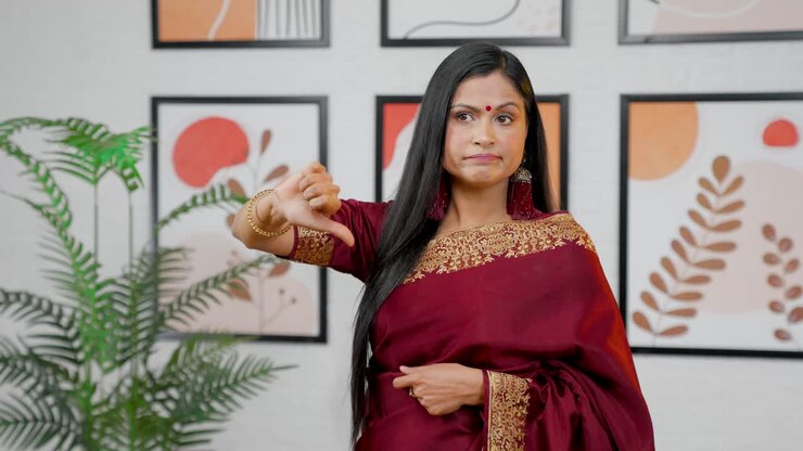 mujeres indias mostrando los pulgares hacia abajo