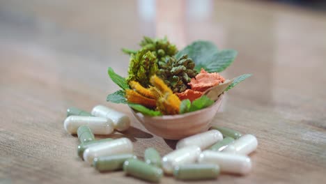 concepto de terapia a base de hierbas. hierbas y pastillas médicas. cápsulas de medicina a base de hierbas