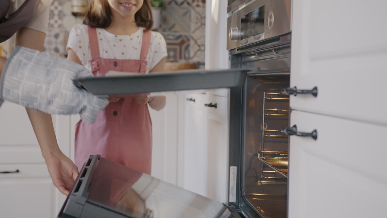 мать и дочь пекут вместе