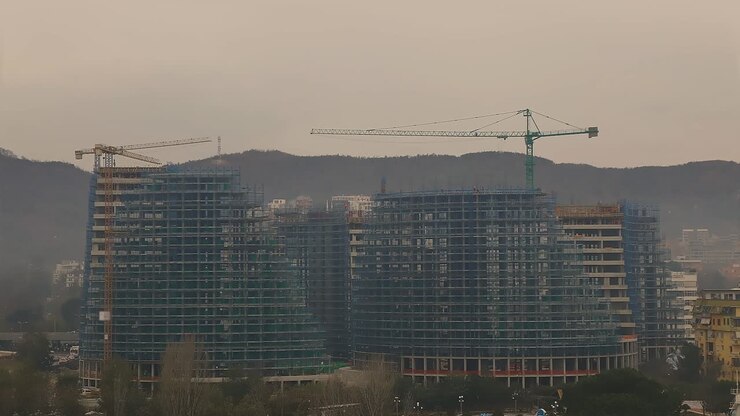 Time-lapse de construção de cidade com guindaste