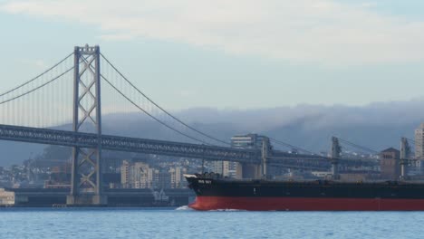 cargo passant sous le pont de san francisco