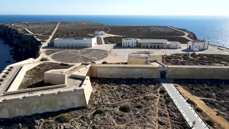 Vista-Aérea-Desde-El-Lado-De-Una-Fortaleza-En-Portugal