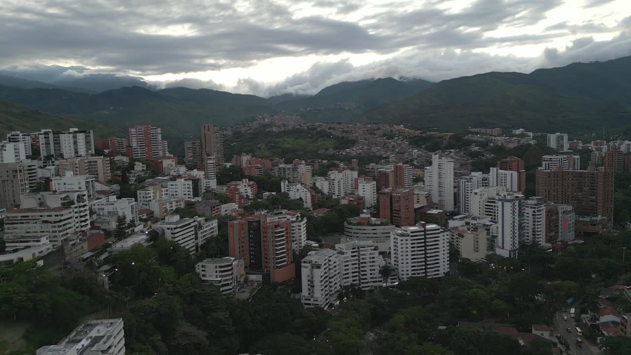 vista aérea del oeste de cali, vecindario de santa teresita, colombia