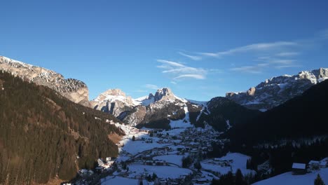 fabulosa estación de esquí en el valle de val gardena, dolomitas, italia en invierno, antena
