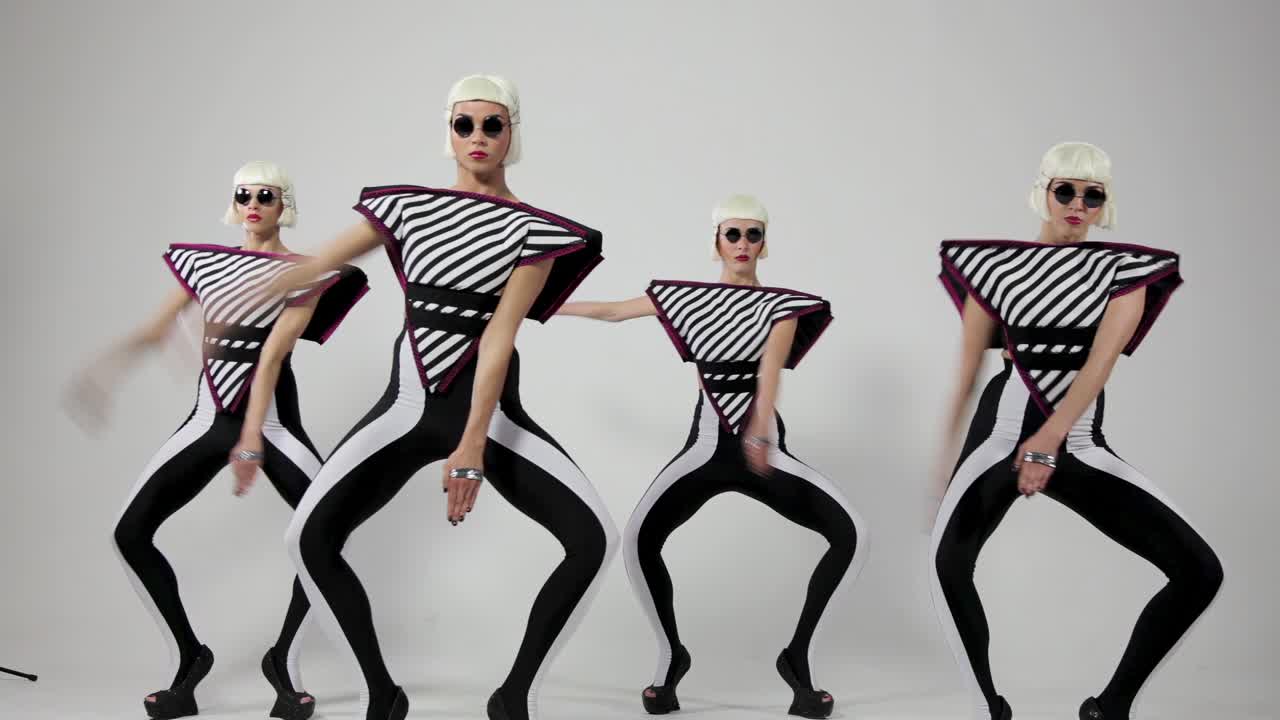 흑백 줄무 의복 을 입은 세련 된 여자 들