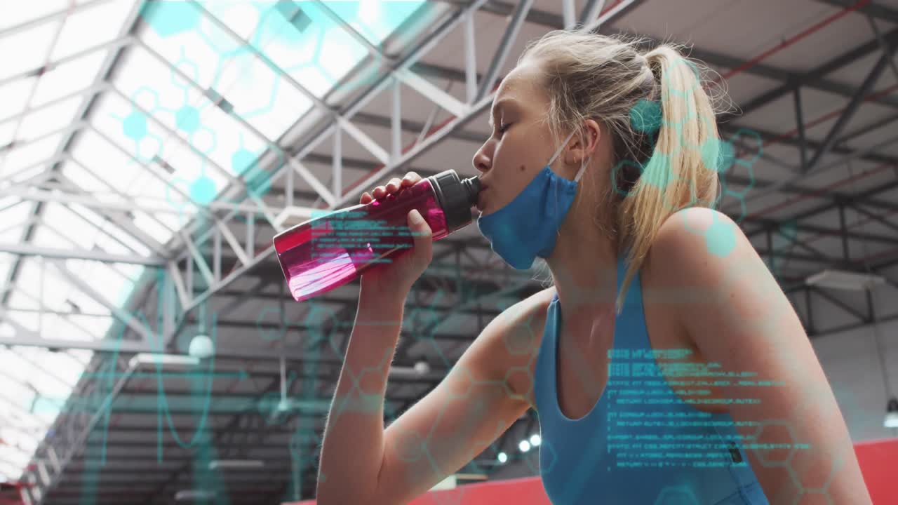 카우카스계 여성들이 마시는 물에 대한 데이터 처리 애니메이션