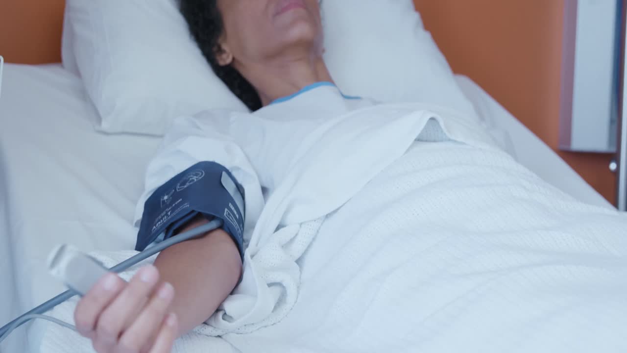 Paziente donna in un letto d'ospedale