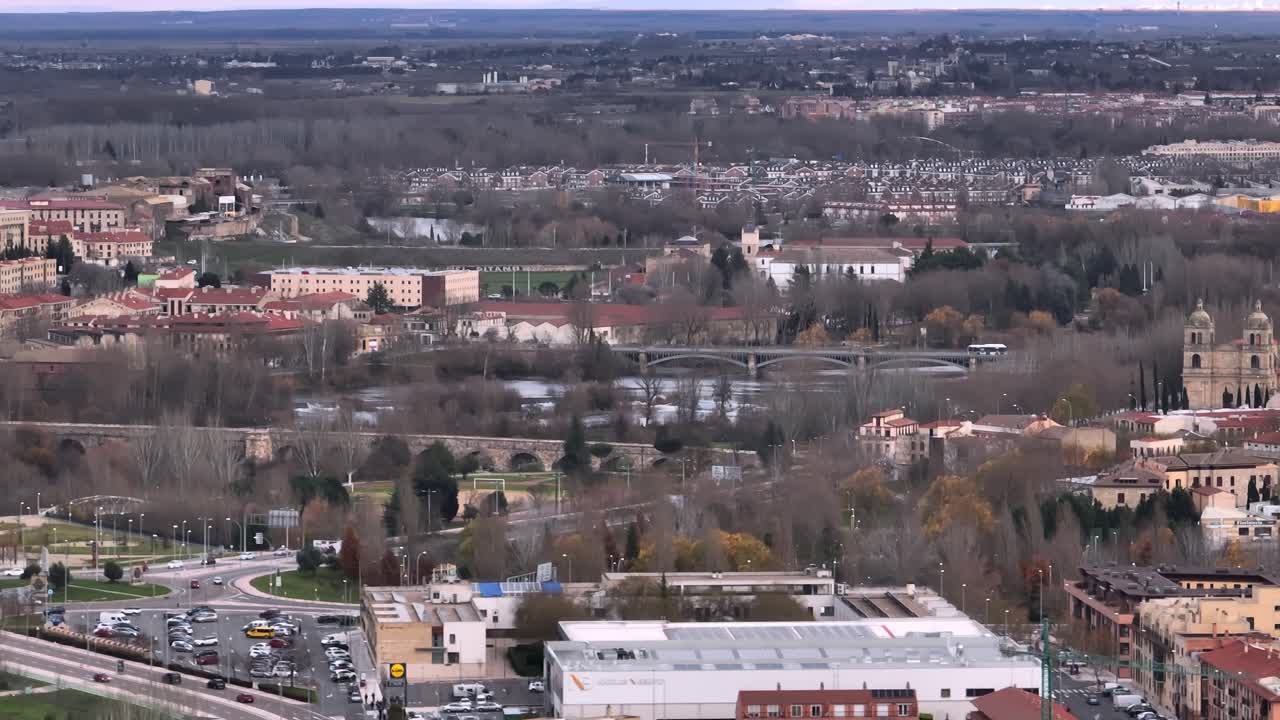 вид с беспилотника на саламанку, испания, осенью