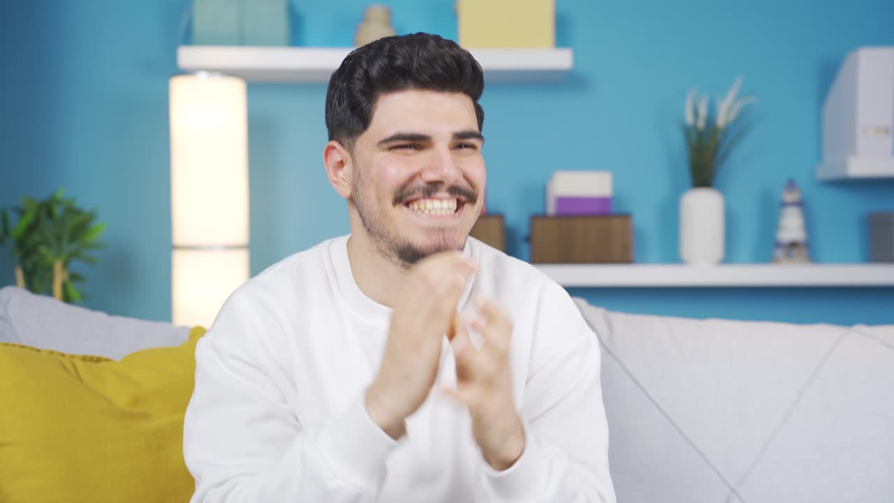 el joven es grande, se alegra y es feliz.