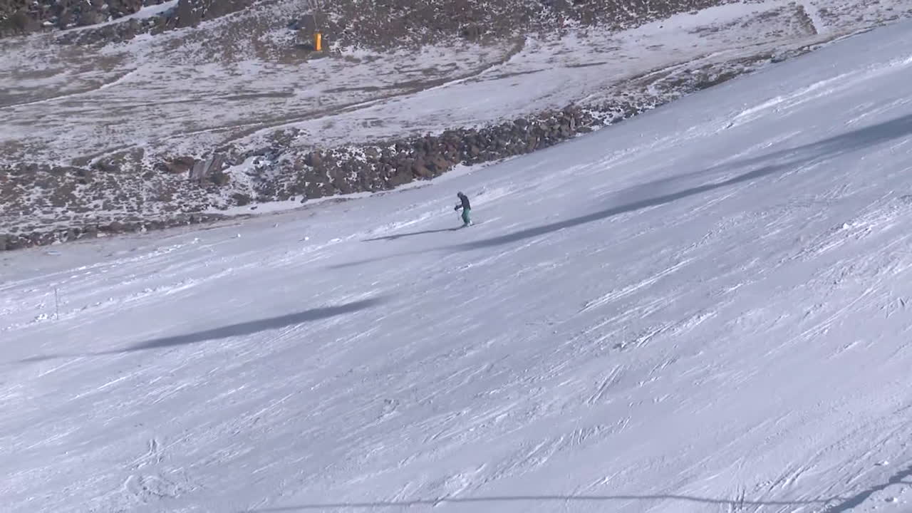 눈 인 경사 에 있는 스키 선수 들