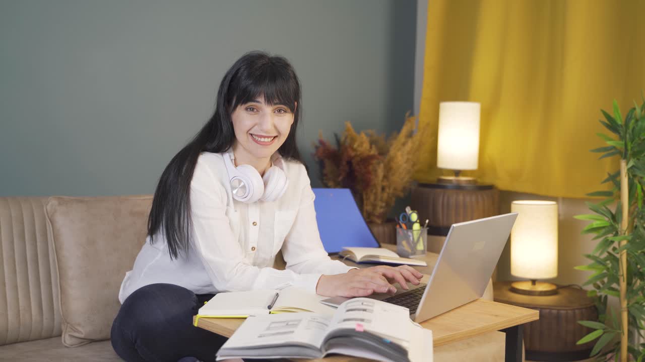 학생은 놀랍게도 노트북을 쳐다보고 있습니다.