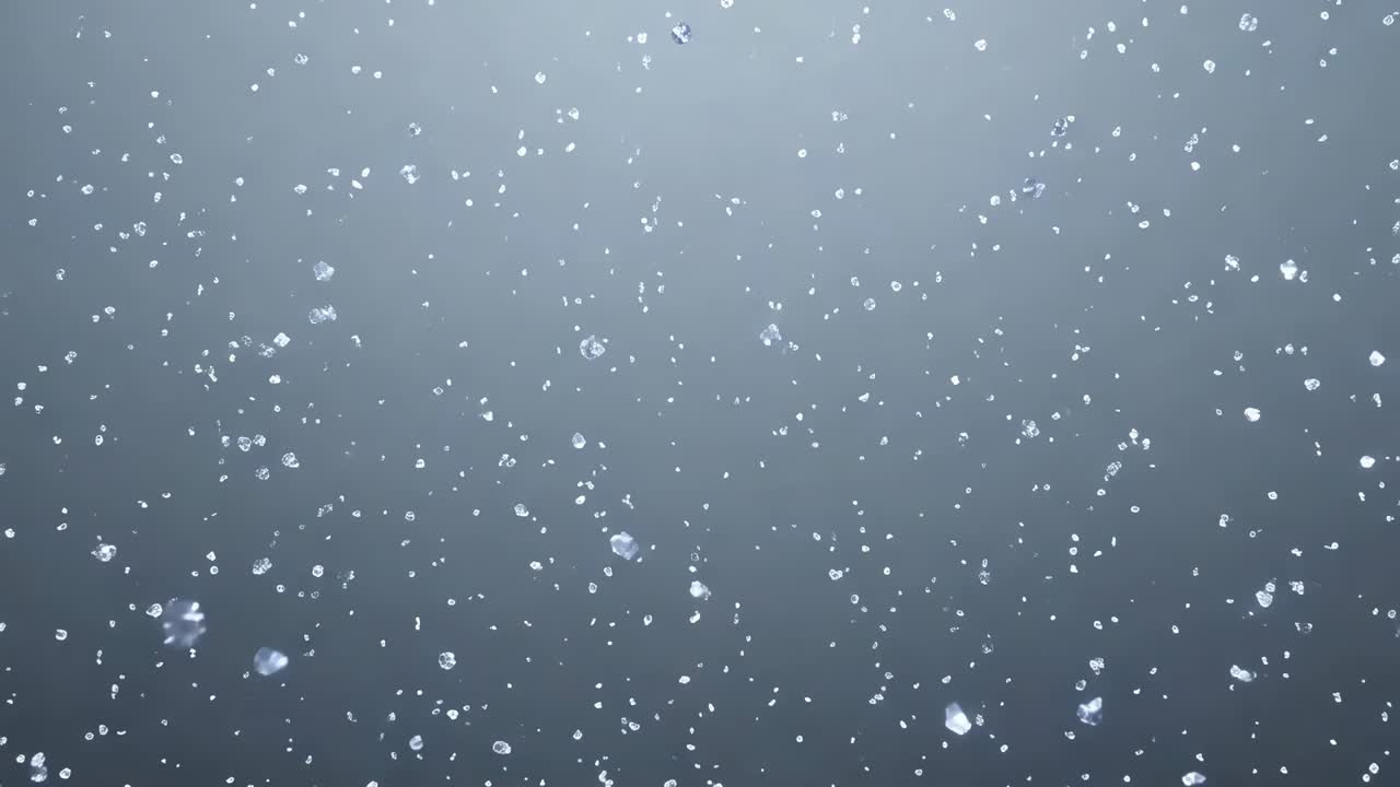 Gennemsigtige flager daler ned fra en skyet himmel og reducerer synligheden