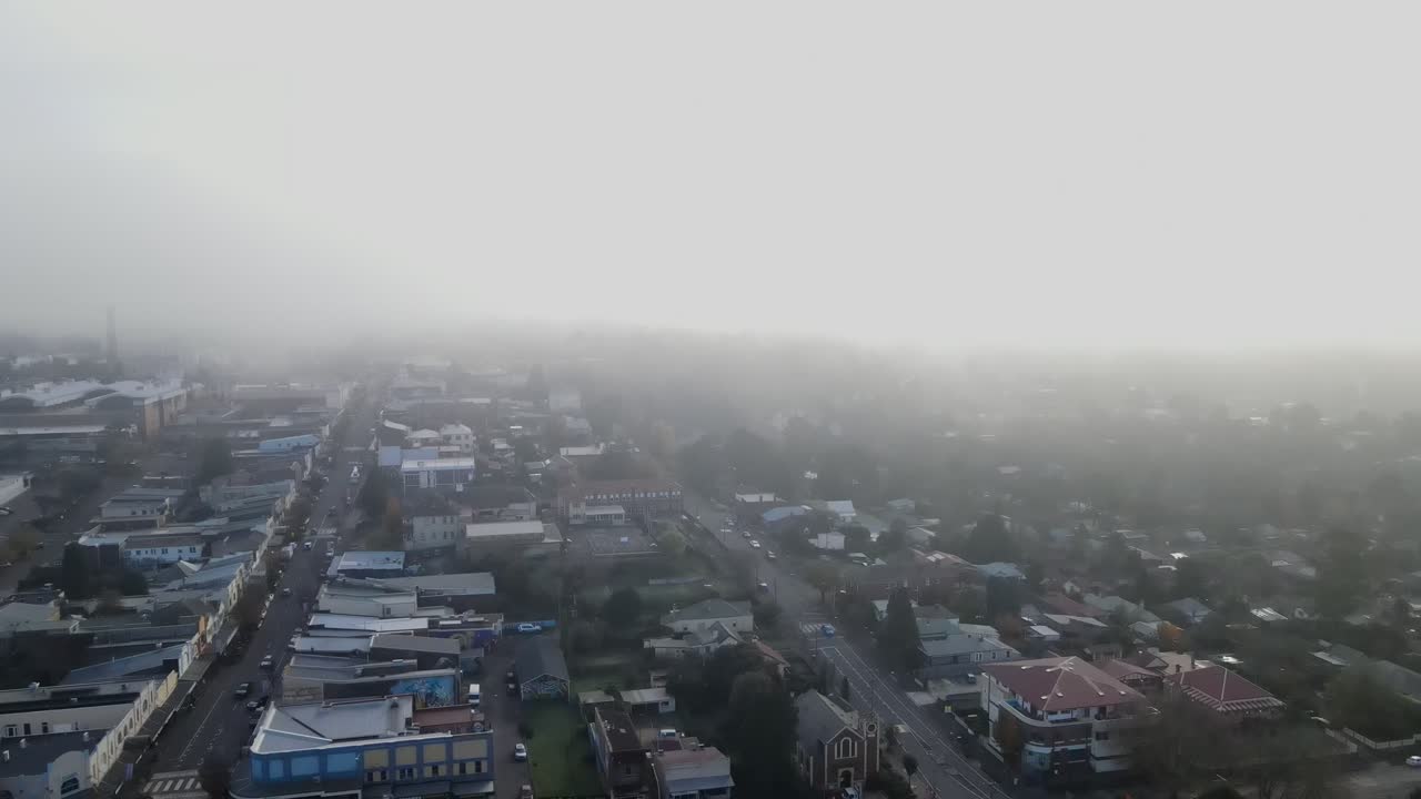 블루 마운틴의 마을 위의 구름을 날아다니는 드론 항공기