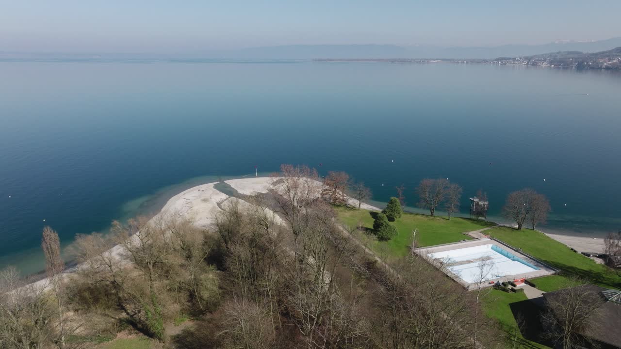 작은 강 델타의 공중 사진