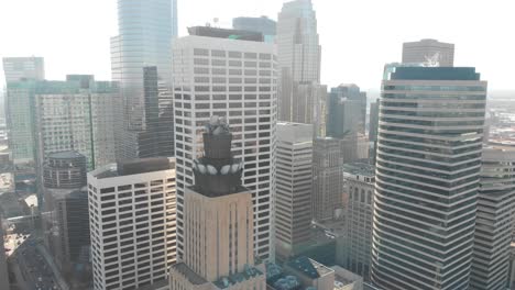 imágenes aéreas del centro de minneapolis durante una tarde soleada, cruzando los edificios