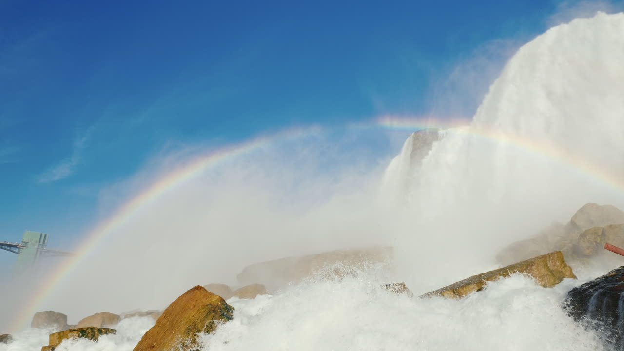 나이아가라 폭포 기슭의 무지개
