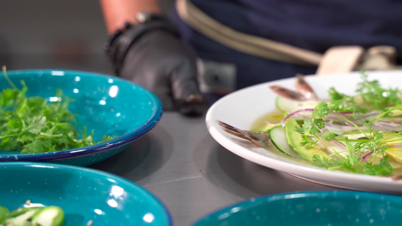 aguachile camarones frescos slider shot preparacion mexico