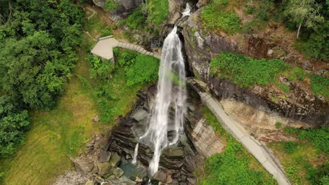 steinsdalsfossen es una cascada en el pueblo de steine en el municipio de kvam en el condado de hordaland, noruega. la cascada es uno de los sitios turísticos más visitados de noruega.