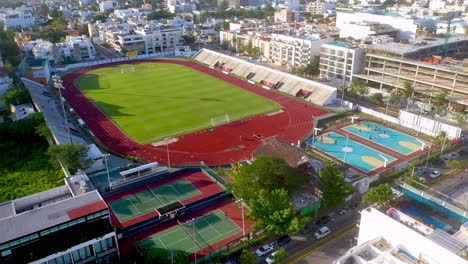 Rotierende-Drohnenaufnahme-Des-Sportplatzes-In-Der-Stadt-Playa-Del-Carmen,-Mexiko