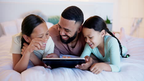 Kinder,-Vater-Und-Lachen-Mit-Tablet-Auf-Dem-Bett